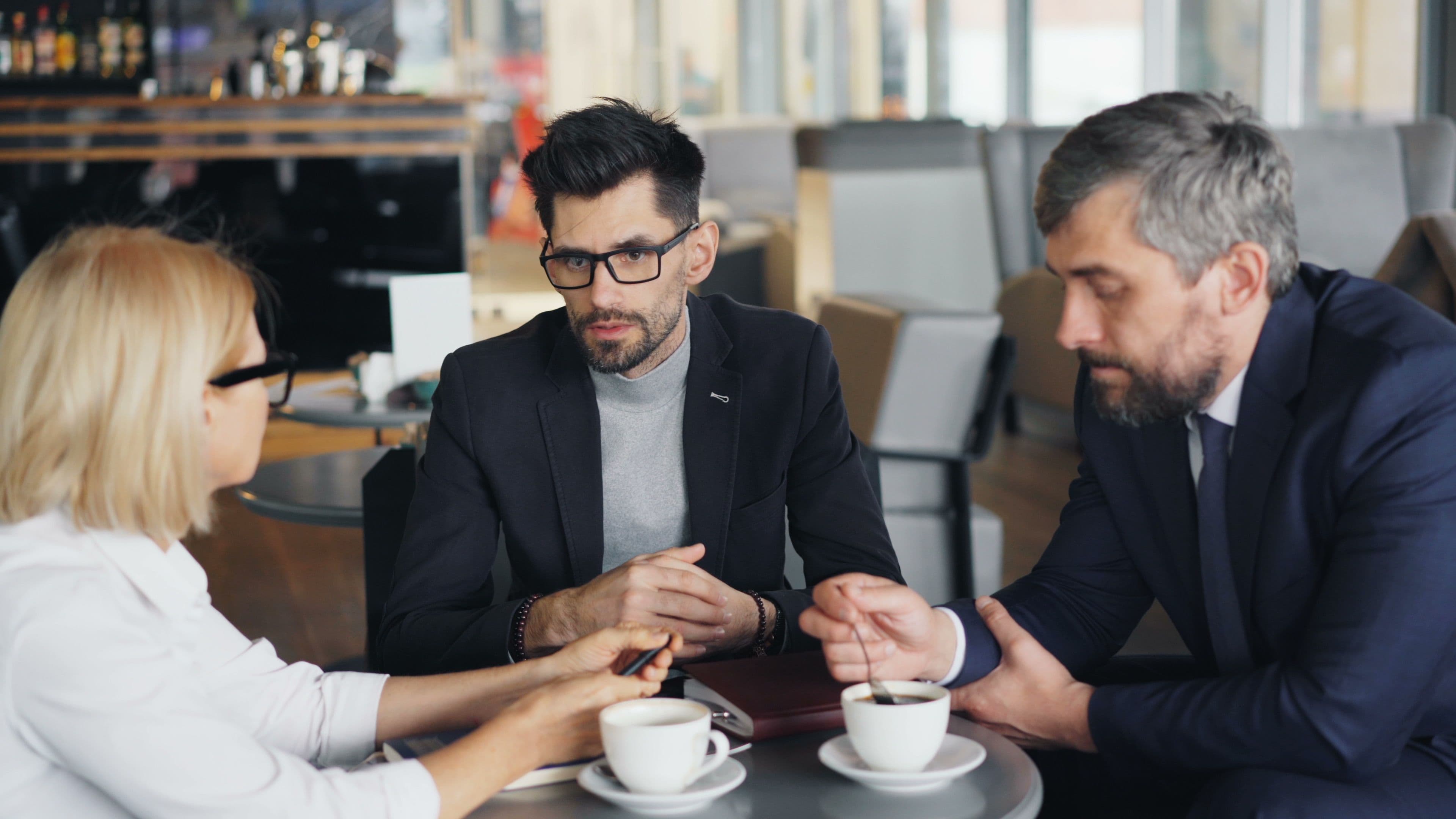Mesa de reunión con café EMAÚS
